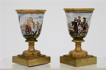 Coppia di porta uova in bronzo dorato - A pair of enamelled gilt bronze egg holders.