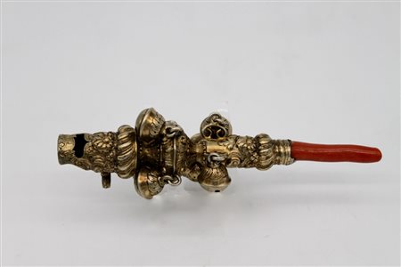 Sonaglio in argento dorato e corallo - A gilt silver and coral rattle.