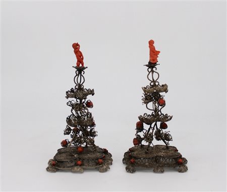 Coppia di candelieri in filigrana d'argento - A pair of silver and coral candlesticks