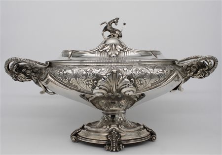 Zuppiera in argento  -  A silver soup tureen