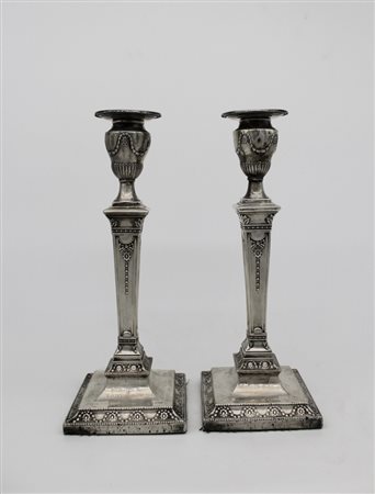 Coppia di candelieri in argento  - A pair of silver candlesticks.