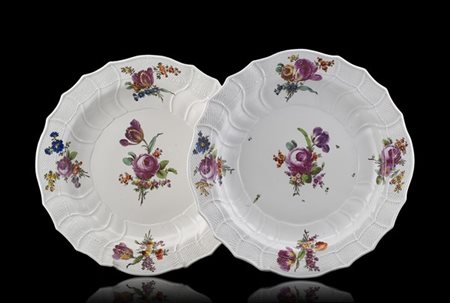 Manifattura di Vienna, fine secolo XVIII. Coppia di piatti in porcellana con bo