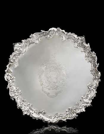 Grande salver in argento fuso con bordo decorato con allegorie delle stagioni c