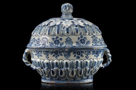 Antica zuppiera biansata con coperchio in maiolica decorata nei toni del blu 