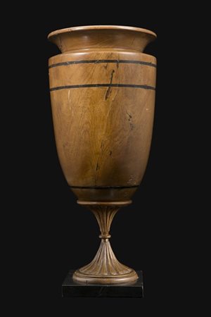 Vaso in legno tornito e filettato in legno ebanizzato poggiante su piede intagl