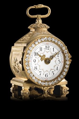 ANONIMO, Francia
Piccolo orologio da appoggio su modello “marescialla” in bronz