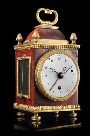 ANONIMO  Orologio da appoggio con cassa lastronata in tartaruga e applicazioni in metallo