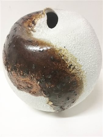 Pino Castagna (Castelgomberto 1932 – Costermano 2017) Boccia in ceramica,...