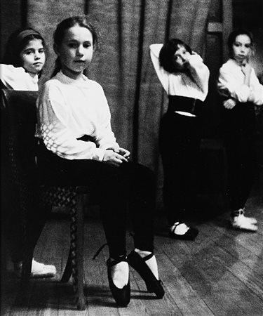 Gianni Berengo Gardin (1930)  - Venezia, Scuola di Danza: riposo, anni 1960