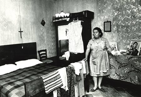 Paola Agosti (1947)  - Abruzzo. Pescina, le baracche dei terromotati, anni 1970