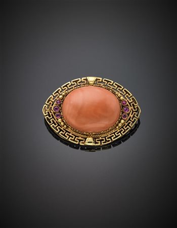 Broche con contorno di greche in oro giallo, corallo arancione cabochon mm 26x2