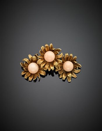 Spilla in oro giallo lucido e satinato con fiori e boules di corallo rosa di mm