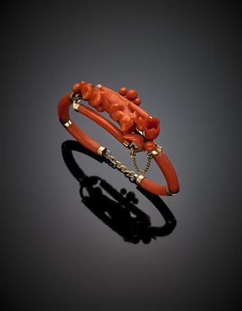 Bracciale modulare in corallo rosso arancione scolpito a guisa di cane