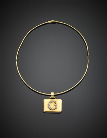 Collier rigido con pendente in oro giallo e bianco con lettera "G" in diamanti,