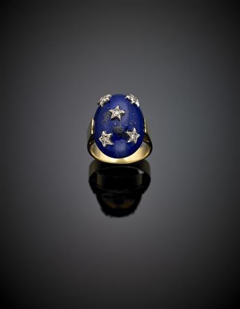 Anello in oro giallo con lapis cabochon e piccole stelle in oro bianco e diaman