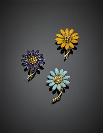 Tre broches a guisa di fiori in oro giallo e smalti giallo, azzurro e blu, g 21