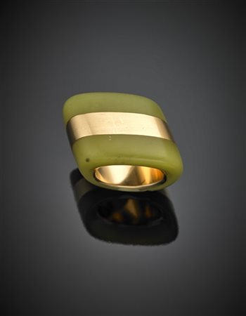 VHERNIER
Anello in oro giallo e prehnite, g 24,50 circa misura 14/54. Firmato e