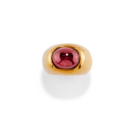 Anello in oro giallo 18K e granato taglio ovale cabochon