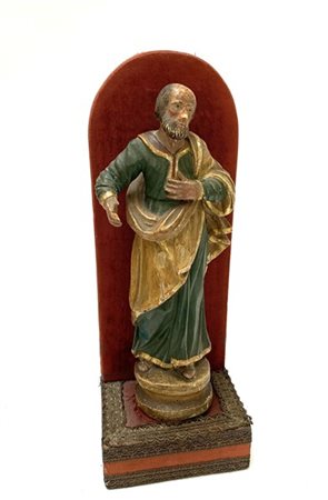 Figura di santo in legno intagliato e laccato verde, giallo e oro.
Italia sette