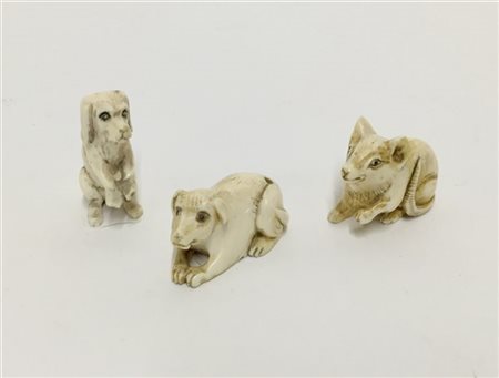 Tre netsuke in avorio raffiguranti cagnolini 
Giappone, periodo Meiji (1868-191