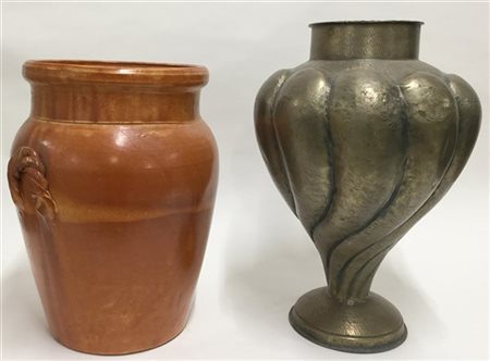 Lotto composto da un vaso in rame e uno terracotta (misure diverse) (difetti)