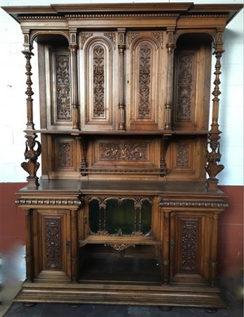 Credenza neorinascimentale in legno intagliato, parte inferiore a due ante, van