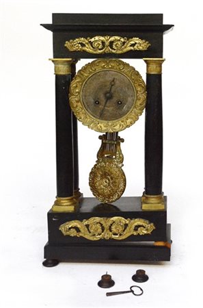 Orologio a portico in legno ebanizzato con inserti in bronzo dorato, montanti a