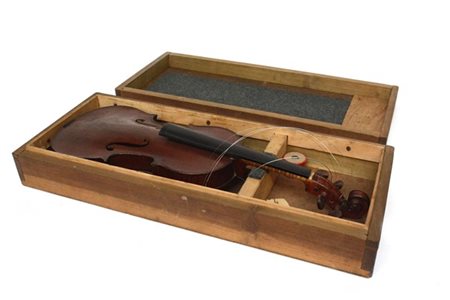 Violino della scuola di Mirecourt, inizio secolo XX.
Fondo in due pezzi con mar