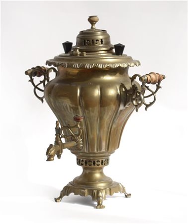 Samovar in ottone con corpo bacellato, base e piedini sagomati, prese tornite.