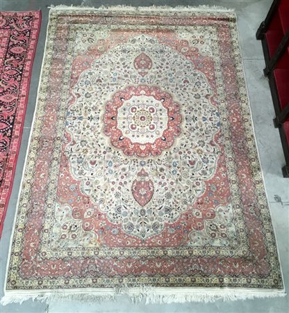 Tappeto Tabriz, Persia, secolo XX.
Decoro con medaglione polilobato su sfondo d