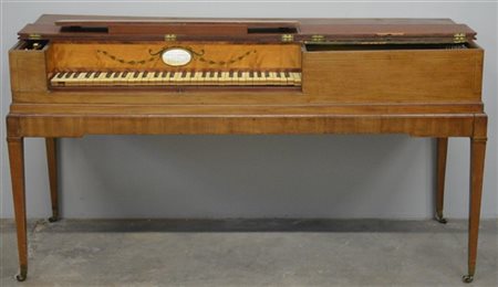 Longman Broderip London. 
Pianoforte a tavolo con cassa lastronata, tastiera in