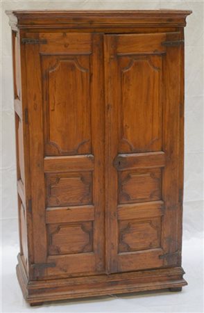 Credenza in legno dolce a due ante e fianchi riquadrati e pannellati (cm 89x149