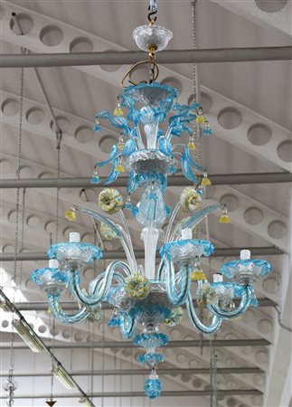 Manifattura di Murano. Lampadario a sei fiamme in vetro incolore e azzurro deco