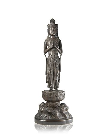 Scultura in bronzo raffigurante Kannon su base a petali di loto
Giappone, perio