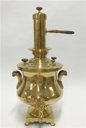 Grande samovar russo in ottone con guarnizioni in legno. Iscrizione impressa su