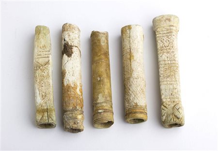 GRUPPO DI MANICI IN OSSO DA COLTELLO<br>Mesopotamia, II - I millennio a.C.