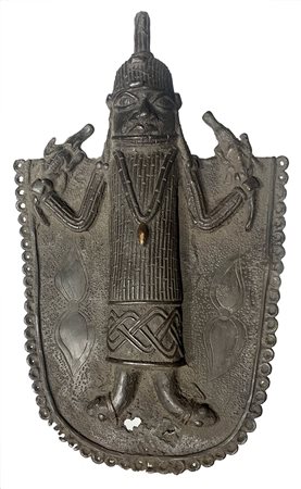 Placca in bronzo raffigurante guerriero. Benin, XIX/XX secolo, cm 29 x 13 x 3.