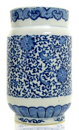 Vaso cinese con decori blu, inizi XIX Secolo. H cm 23, base 10,5 x 12. Filato