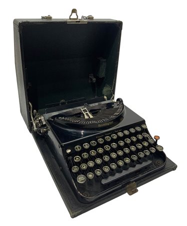 Macchina da scrivere Remington portatile nella valigetta originale. USA, anni...