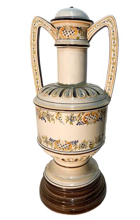 Vaso in maiolica di Bassano, adattato a lume. H cm 70.