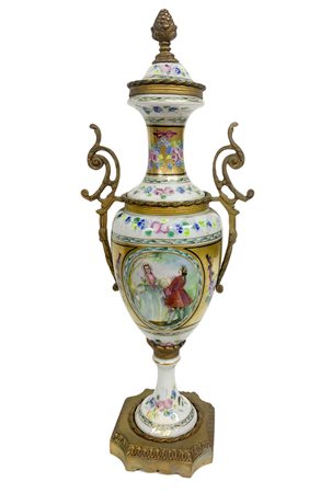 Vaso in porcellana Sevres, con medaglione centrale raffigurante scena...