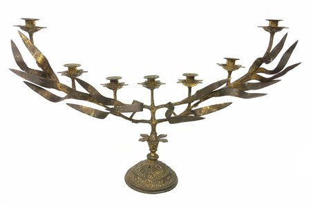 Candelabro in ottone dorato a sette luci, decorazione a foglie. H cm 45