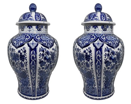 Coppia di vasi in maiolica a potiche Delft, XX secolo. Cm 30