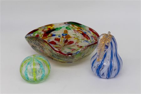 Un cesto e due frutti in vetro colorato - A basket and two fruits in colored glass