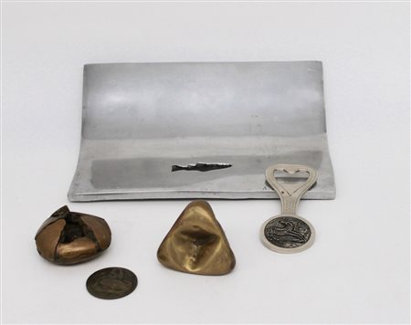 Un piccolo vassoio e quattro oggetti in metallo - A small tray and four metal objects
