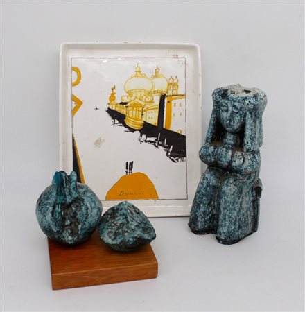 Due sculture astratte e un vassoio in ceramica - Two abstract sculptures and a ceramic tray.
