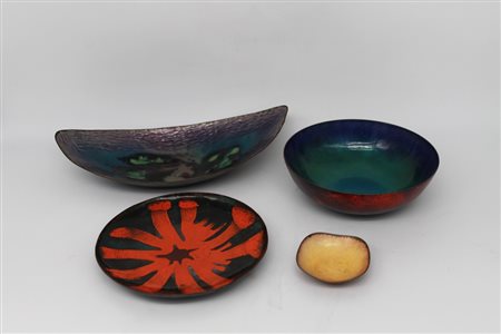 Un piccolo vassoio e tre ciotole in metallo smaltato - A small tray and three enameled metal bowls