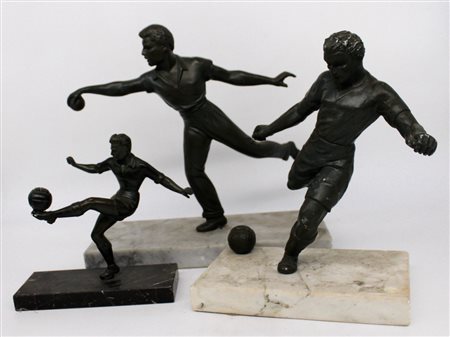 Tre sculture in metallo raffiguranti sportivi - Three terracotta sculptures representing sportsmen