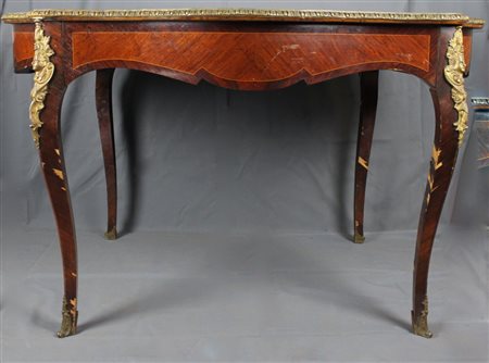 Tavolo scrittoio intarsiato con inserti in bronzo - A walnut inlaid writing table with bronze mounts