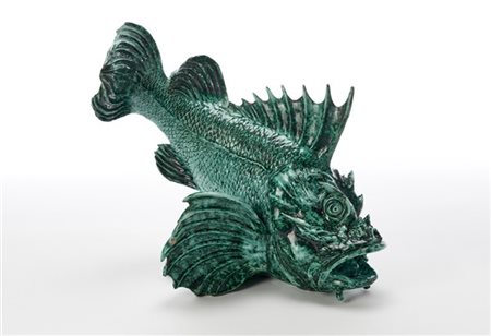 Guido Cacciapuoti  "Pesce scorfano"  Scultura in terraglia smaltata sotto vetrina in verde